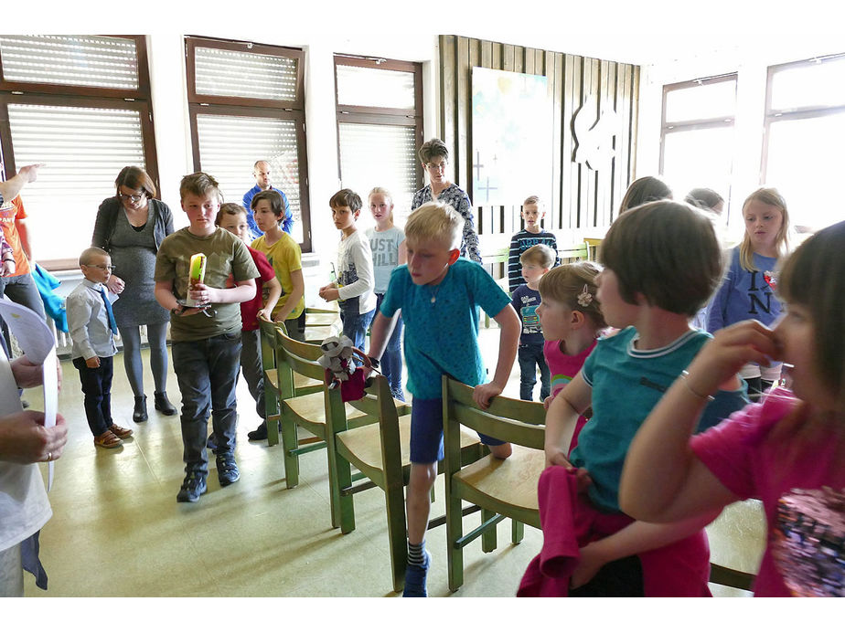 Kinderkarfreitagsliturgie im Gemeindezentrum (Foto: Karl-Franz Thiede)